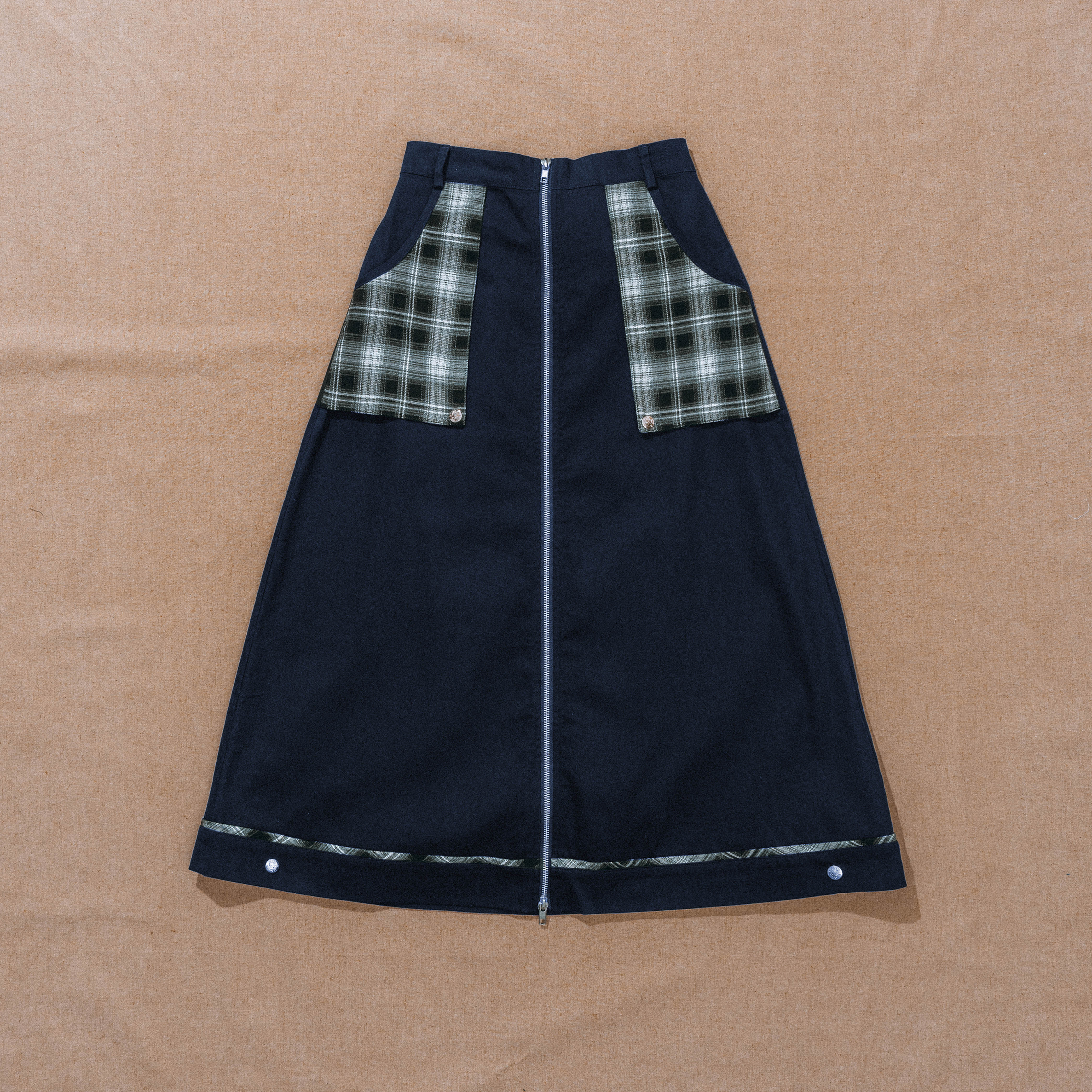 JNUN CHECK POCKET MIDI SKIRT