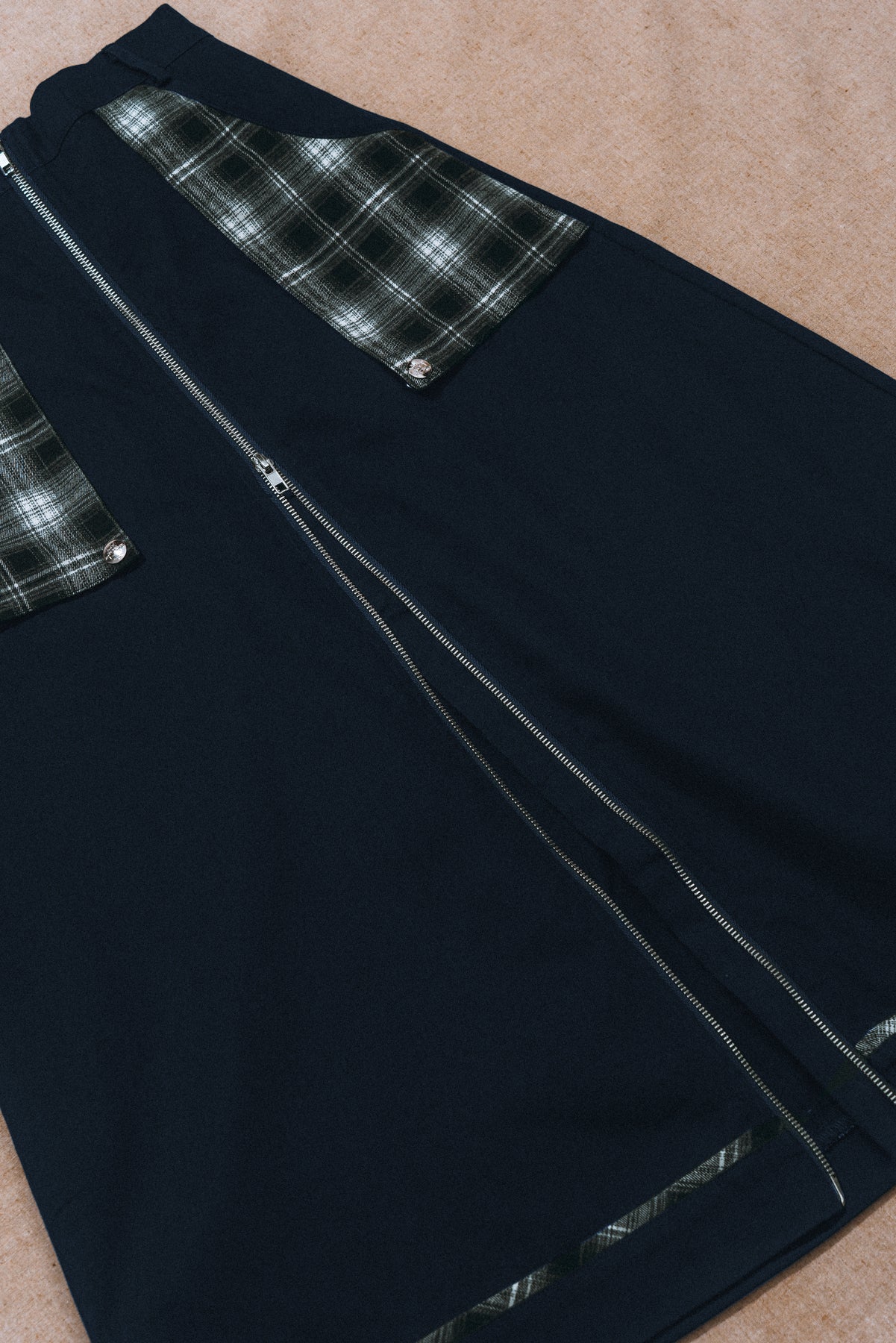 JNUN CHECK POCKET MIDI SKIRT