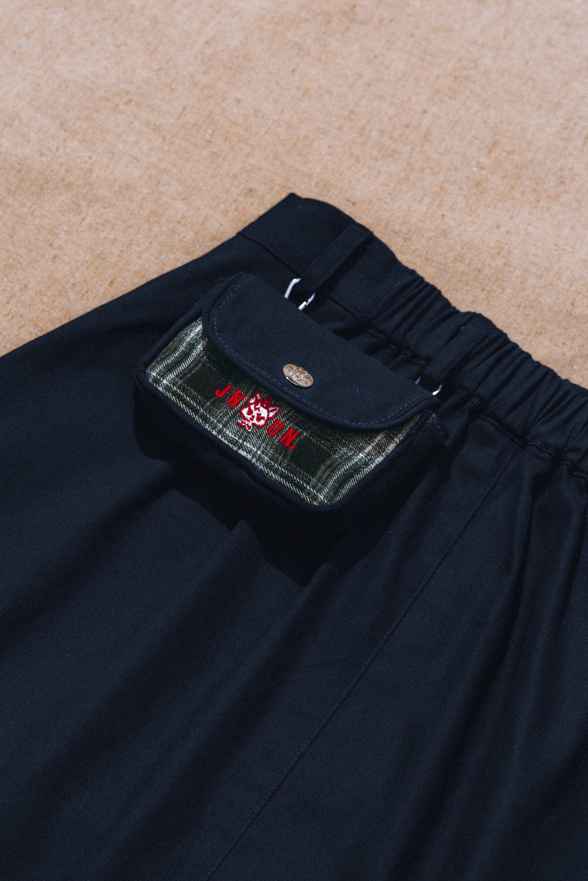 JNUN CHECK POCKET MIDI SKIRT
