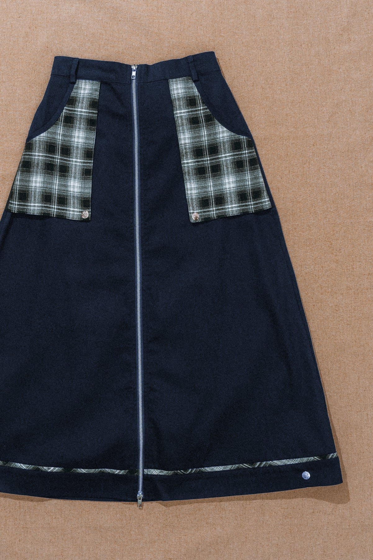 JNUN CHECK POCKET MIDI SKIRT