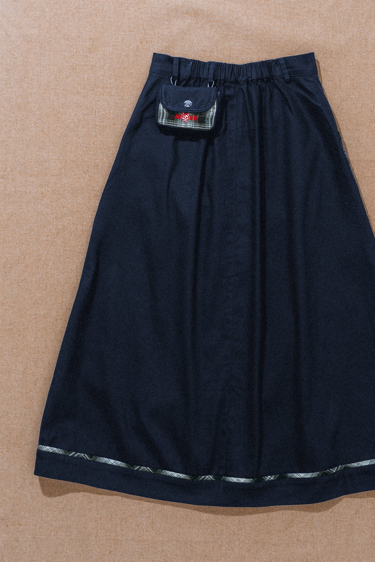 JNUN CHECK POCKET MIDI SKIRT
