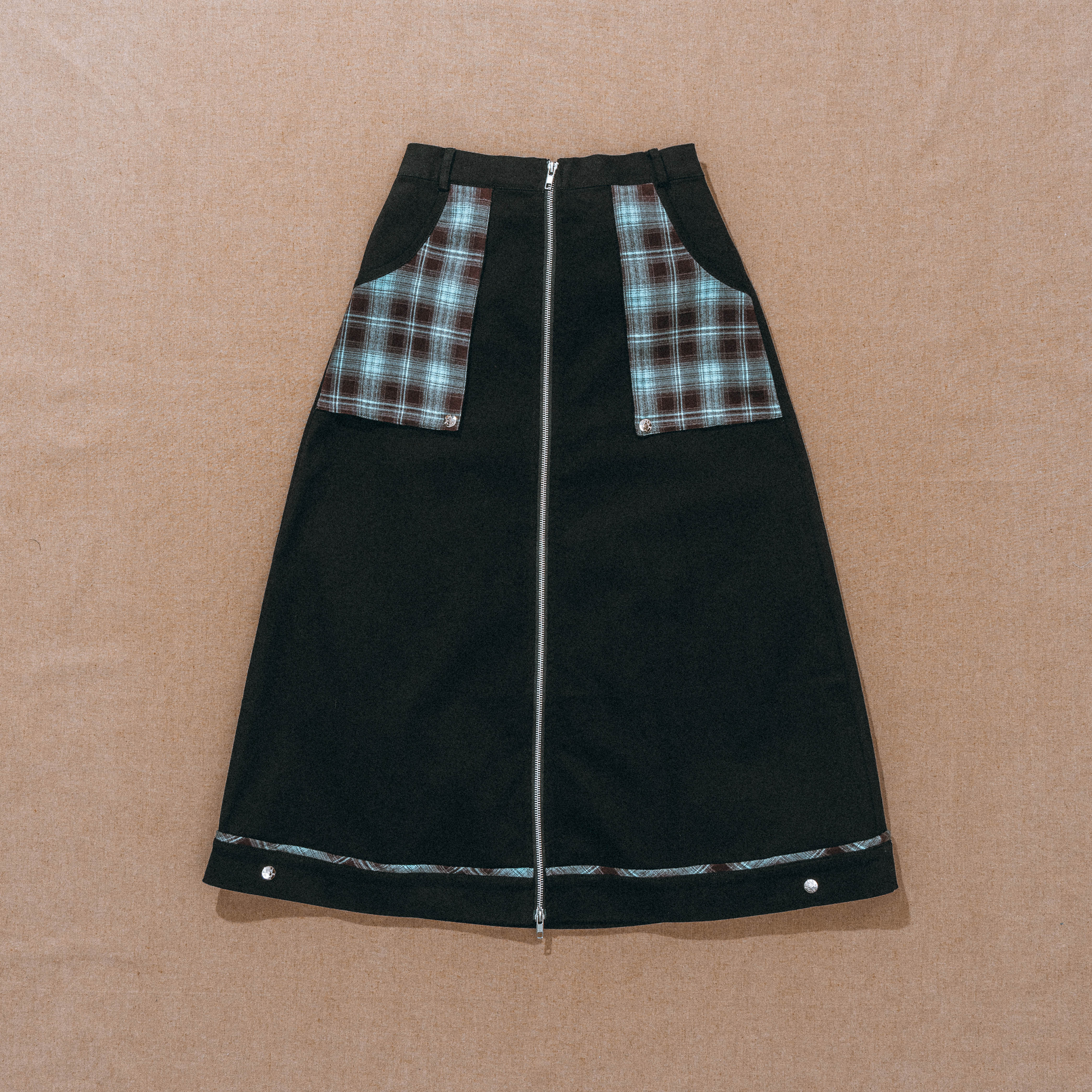 JNUN CHECK POCKET MIDI SKIRT