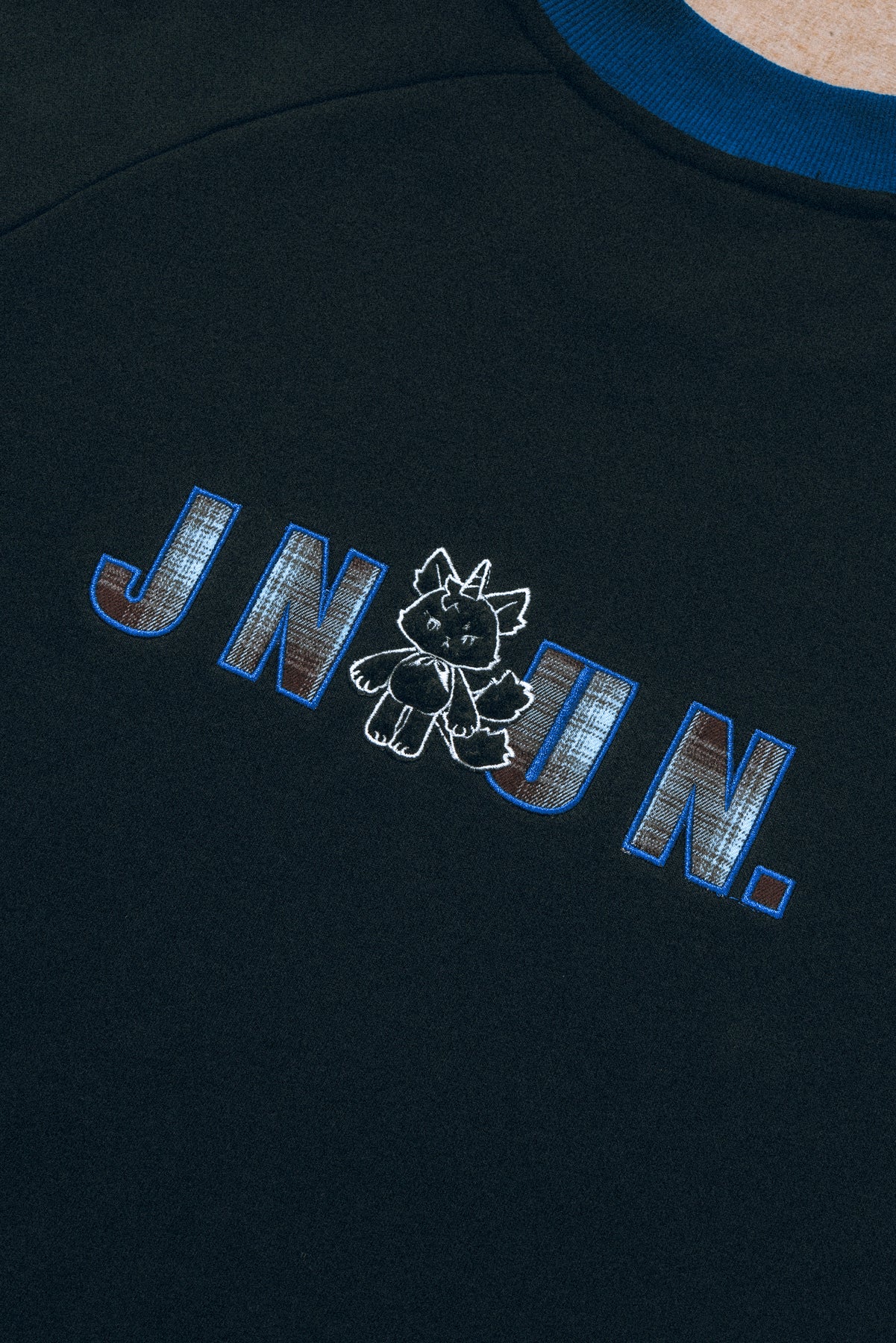 JNUN RAGLAN SLEEVES SWEATSHIRT