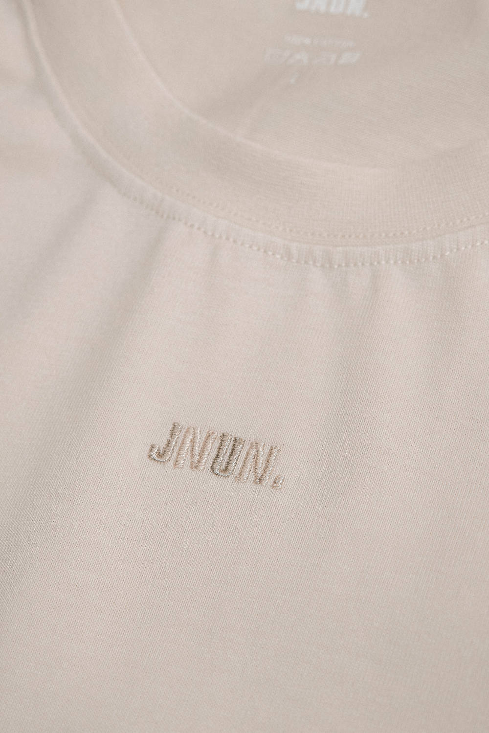 JNUN Long-Sleeve Graphic Teelo