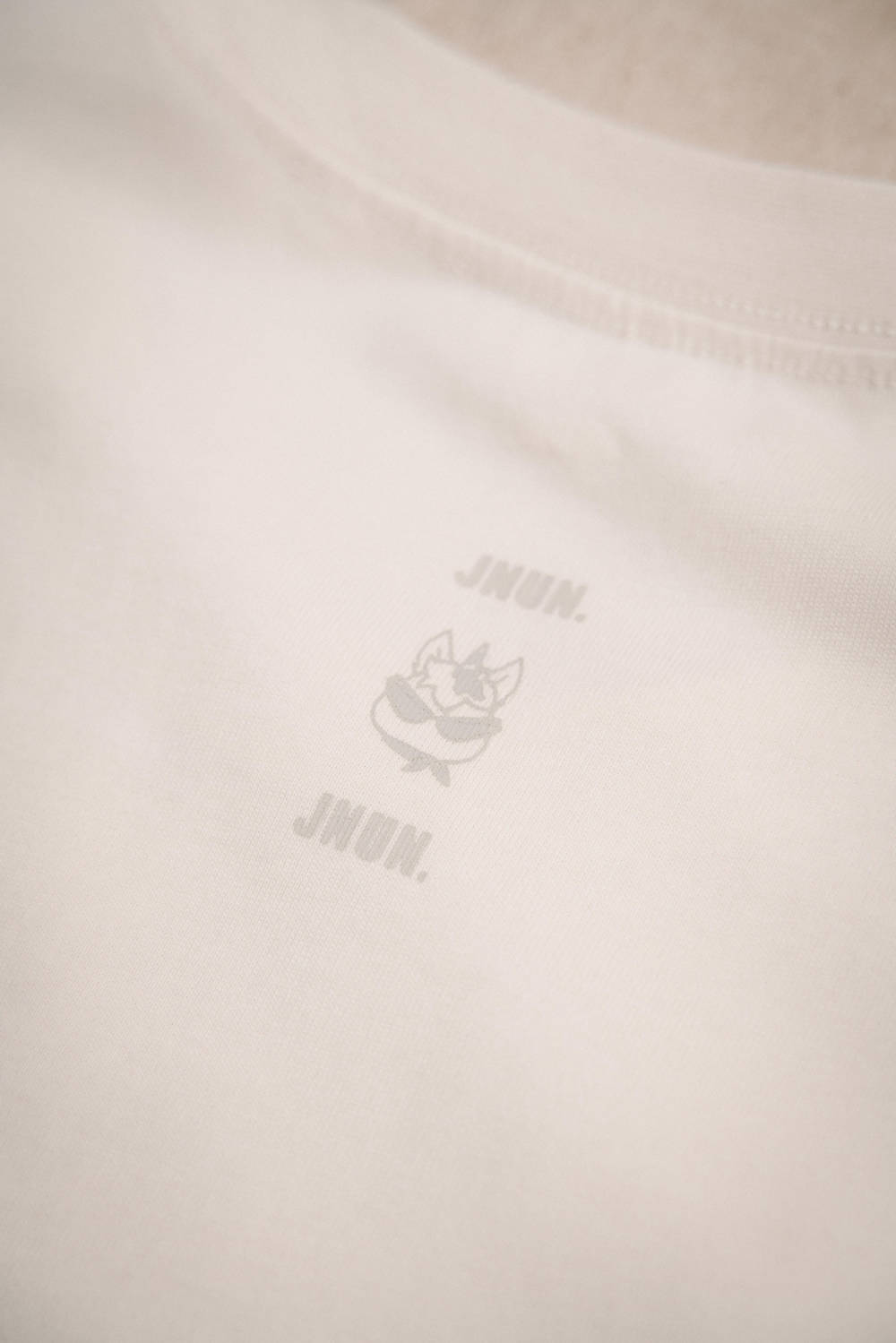 JNUN Long-Sleeve Graphic Teelo